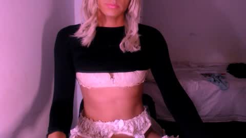 Snapshot of xxxanonymousloverxxx chatting on 10/14/25, 04:02 Chiara online show from 10/14/25, 04:02
