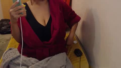 Snapshot of xxxbustybabe27x chatting on 04/24/26, 03:47 Ayanda online show from 04/24/26, 03:47