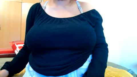 Snapshot of xxxbustybabe27x chatting on 05/31/26, 12:01 Ayanda online show from 05/31/26, 12:01