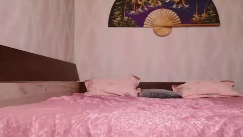 Snapshot of xxxkinkycpl chatting on 10/18/25, 04:15 isa and gonzo online show from 10/18/25, 04:15