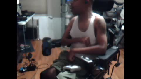 Snapshot of xxxonwheelz chatting on 09/28/25, 03:34 xxxonwheelz online show from 09/28/25, 03:34