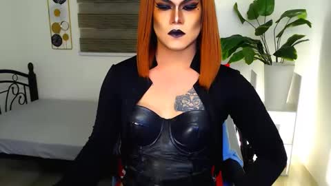 Snapshot of xyournightmarequeenx chatting on 05/17/26, 06:33 QueenMarina online show from 05/17/26, 06:33