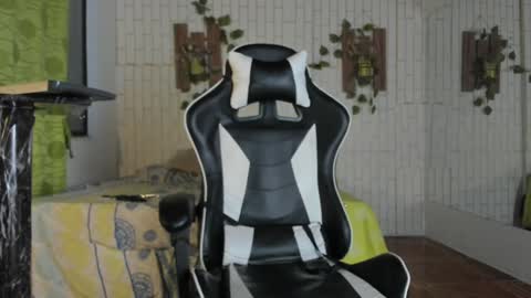 yacksson_lawrence online show from 12/21/24, 11:02