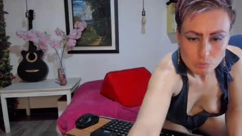 Yasemin online show from 01/31/25, 01:54