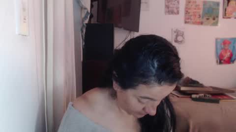 Snapshot of yasmin_love85 chatting on 09/12/25, 04:07 yasmin_love85 online show from 09/12/25, 04:07