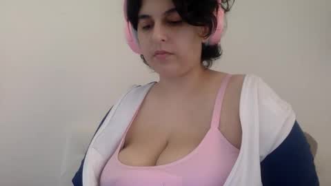 Snapshot of yasminebbyxx chatting on 03/16/26, 10:25 yasminebbyxx online show from 03/16/26, 10:25