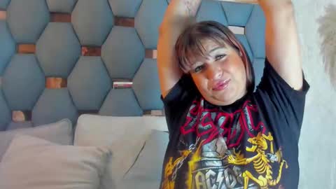 yayi derek  online show from 10/21/25, 11:33