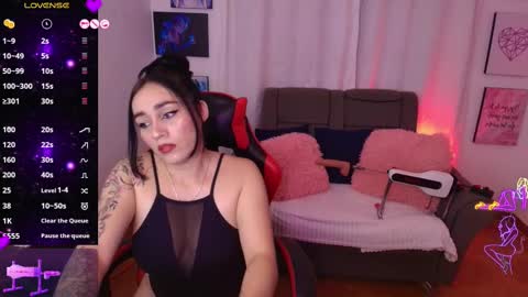 Snapshot of yeliana_sexy chatting on 10/14/25, 01:28 Valery  online show from 10/14/25, 01:28