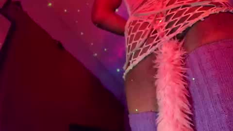 Ella Ts online show from 10/31/25, 08:59