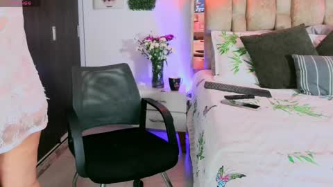 yellow_lily online show from 05/15/26, 12:45
