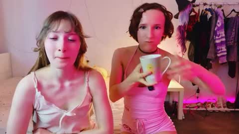Snapshot of yellow_songbird chatting on 05/07/26, 05:18 Liya online show from 05/07/26, 05:18