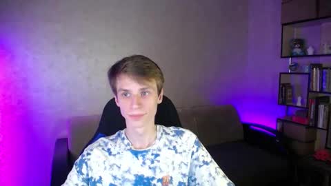 Snapshot of yes_cute_boy_ chatting on 10/17/25, 08:33 Eden online show from 10/17/25, 08:33