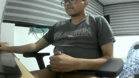 Snapshot of yesidxxx123_ chatting on 06/19/26, 04:06 yesidxxx123_ online show from 06/19/26, 04:06