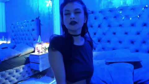 yiyisandoval online show from 11/17/25, 08:47