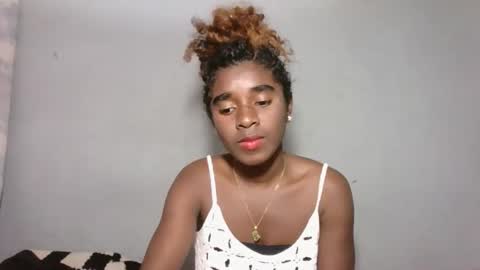 yolandrina05 online show from 09/23/25, 07:44