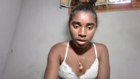 yolandrina05 online show from 10/27/25, 09:46