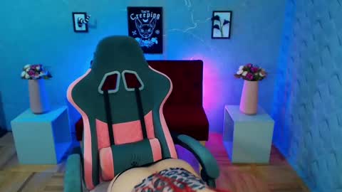 Yolandi-Foun online show from 01/22/25, 11:01