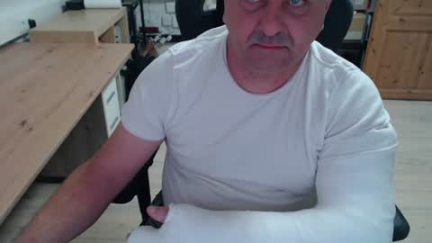 yoschi1976 online show from 10/26/25, 08:31