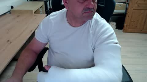 yoschi1976 online show from 10/31/25, 05:03