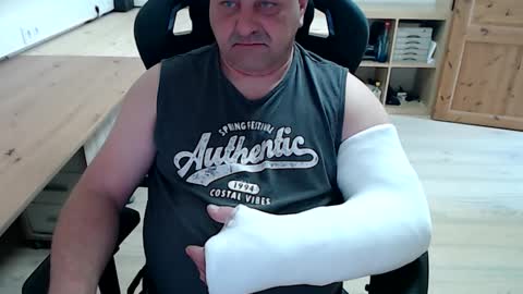 yoschi1976 online show from 04/12/26, 08:52