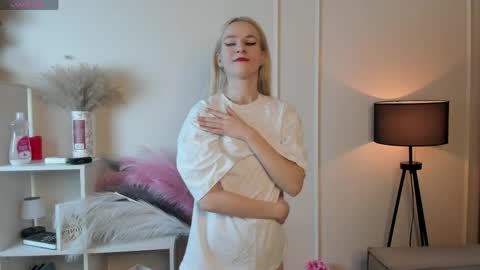 Snapshot of you_fell_in_love chatting on 05/06/26, 07:30 Elizabeth brunette -- Darline blonde online show from 05/06/26, 07:30