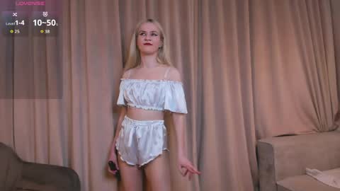 Snapshot of you_fell_in_love chatting on 05/08/26, 07:30 Elizabeth brunette -- Darline blonde online show from 05/08/26, 07:30