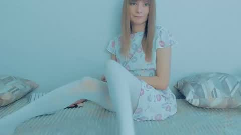 Snapshot of your_caramelka chatting on 10/14/25, 04:02 Lily online show from 10/14/25, 04:02