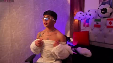 Snapshot of your_kitty_boy chatting on 06/17/26, 07:37 your_kitty_boy online show from 06/17/26, 07:37