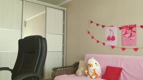 Snapshot of your_tender_doll chatting on 06/01/26, 11:45 Alice online show from 06/01/26, 11:45