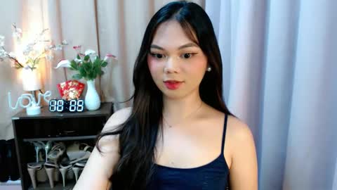 Snapshot of yourangelictransgirl chatting on 10/10/25, 02:05 Hi its me Yna online show from 10/10/25, 02:05