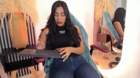 Selena online show from 03/08/25, 05:49