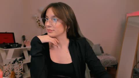 Snapshot of yourfrenchteacher chatting on 02/01/25, 09:08 Chloe online show from 02/01/25, 09:08