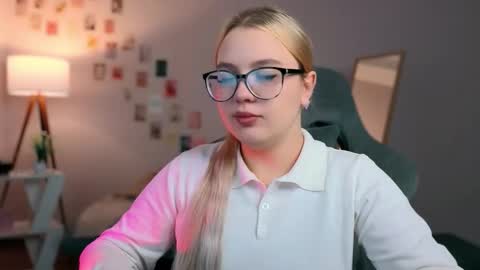 Snapshot of yourjullymoon chatting on 10/14/25, 05:52 Jully online show from 10/14/25, 05:52