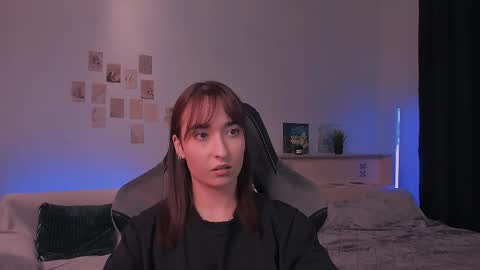 Snapshot of yourjullymoon chatting on 10/20/25, 06:41 Jully online show from 10/20/25, 06:41