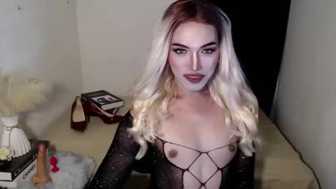 Snapshot of yournaughtykendal chatting on 05/15/26, 06:15 TIFFANY SUCKING QUEEN online show from 05/15/26, 06:15