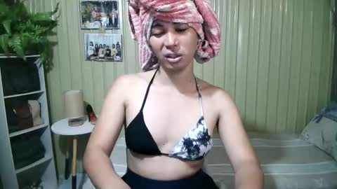 yoursubmissive_larah online show from 04/12/26, 06:40