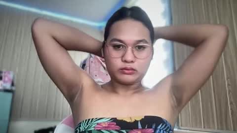 yoursweetgirl_zia online show from 04/17/26, 04:37