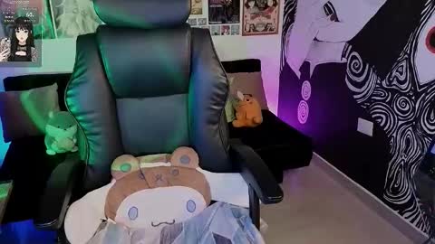    rawr   Anne Independent model      online show from 02/13/26, 10:28