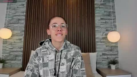 Snapshot of yulievans chatting on 10/12/25, 01:10 yulievans online show from 10/12/25, 01:10