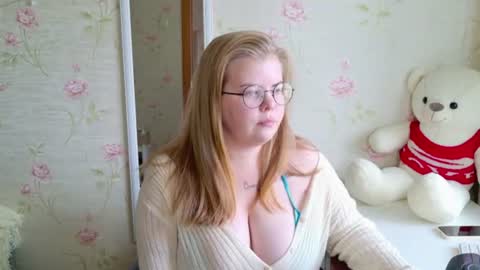 Snapshot of yumm_lolly chatting on 06/15/26, 12:29 Polly online show from 06/15/26, 12:29