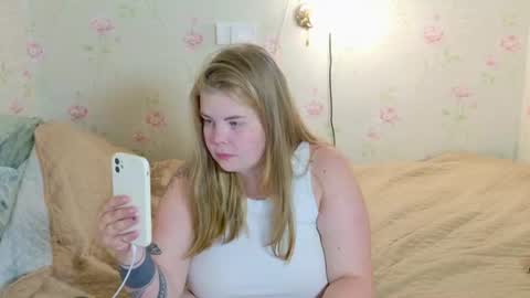 Snapshot of yumm_lolly chatting on 07/17/26, 05:40 Polly online show from 07/17/26, 05:40