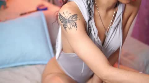 Yuyi Cam online show from 10/26/25, 02:06