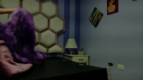 yvi online show from 04/11/26, 11:58