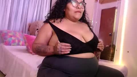 Snapshot of yvonn_jlove chatting on 09/19/25, 12:02 yvonn online show from 09/19/25, 12:02