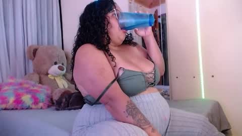 Snapshot of yvonn_jlove chatting on 10/08/25, 01:58 yvonn online show from 10/08/25, 01:58