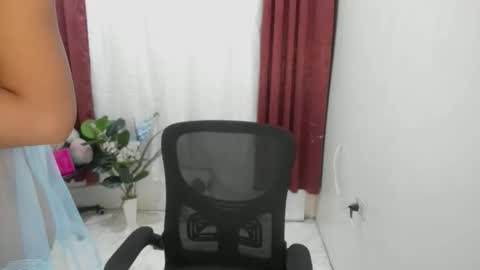 Yvonne online show from 10/23/25, 01:49