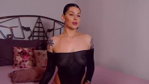 Snapshot of yvonneeverlee chatting on 04/22/26, 09:27 I V Y online show from 04/22/26, 09:27