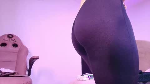 Zoe  online show from 11/28/25, 03:09