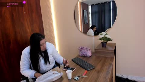 Snapshot of zara_andersson chatting on 09/11/25, 12:27 Zara online show from 09/11/25, 12:27