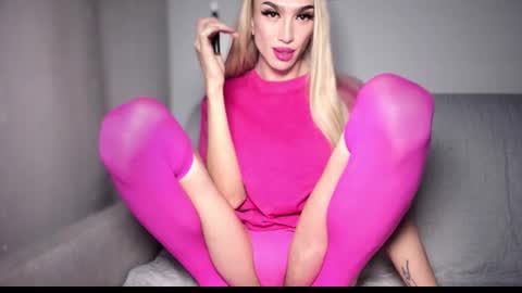 Snapshot of zarinastoun20 chatting on 12/08/24, 09:08 ZARINA online show from 12/08/24, 09:08